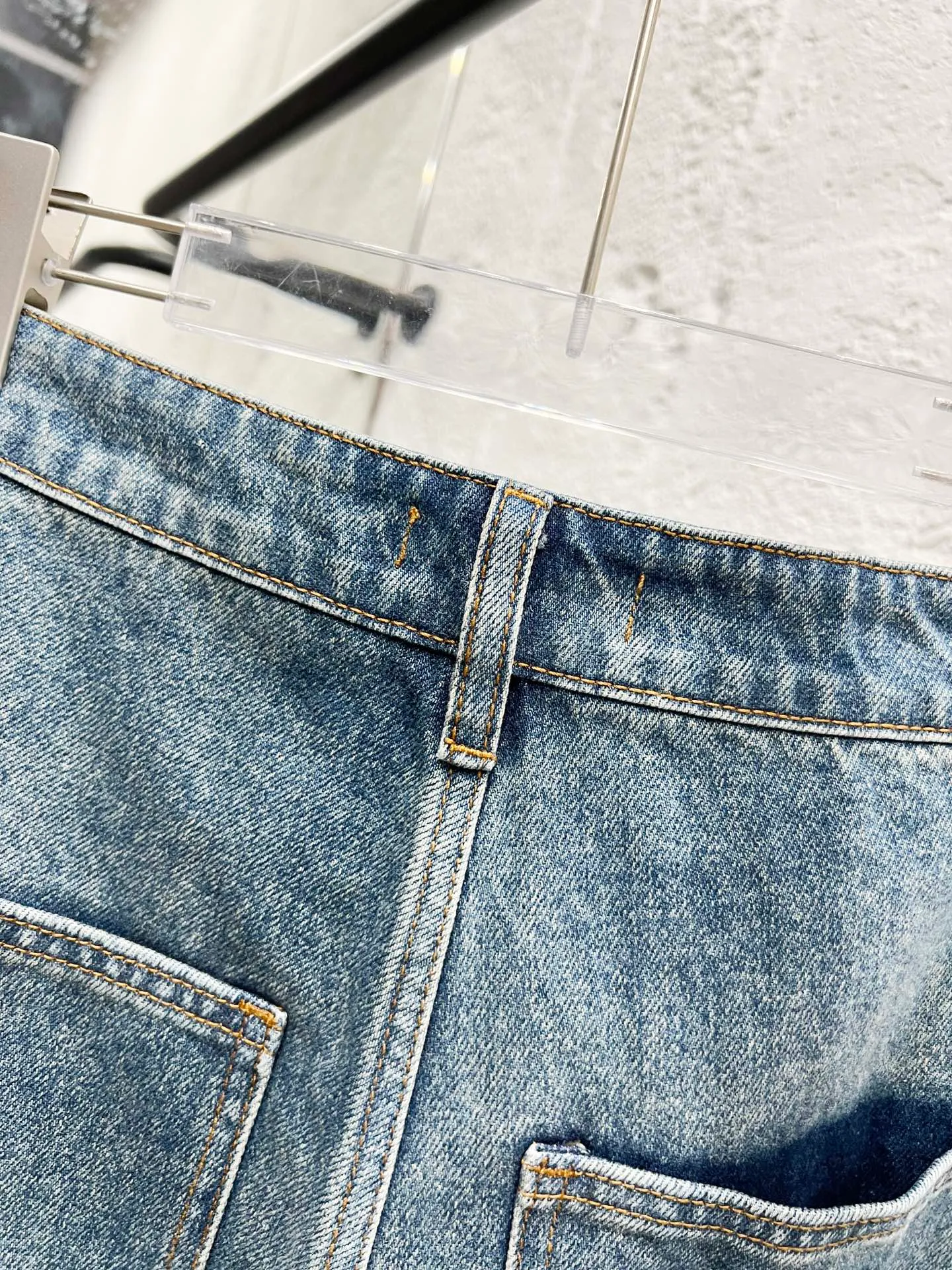 Style number: H Carhartt WIP｜25ss Carhartt American Retro loose heavyweight washed logging work jeans. The overall tailoring adopts three-dimensional structural tailoring. The splicing workwear has excellent visual effect. The workwear design is simple but not simple. Inspired by the Retro of the 1980s. Customized fabrics, dyed in the same vat. It feels comfortable, fashionable and individual. It is super Versatile and good-looking. It is very suitable for both men and women. It is a must-have for everyone. It has a hang tag, collar label, washed wheat, and three complete labels. Ergonomically designed, more flexible when wearing! The cut is streamlined and streamlined, allowing you to move flexibly with your body! Integrates functionality, beauty and durability! Suitable for business, travel, leisure and many other occasions! Straight version Color: washed blue Size: 30 32 34 36